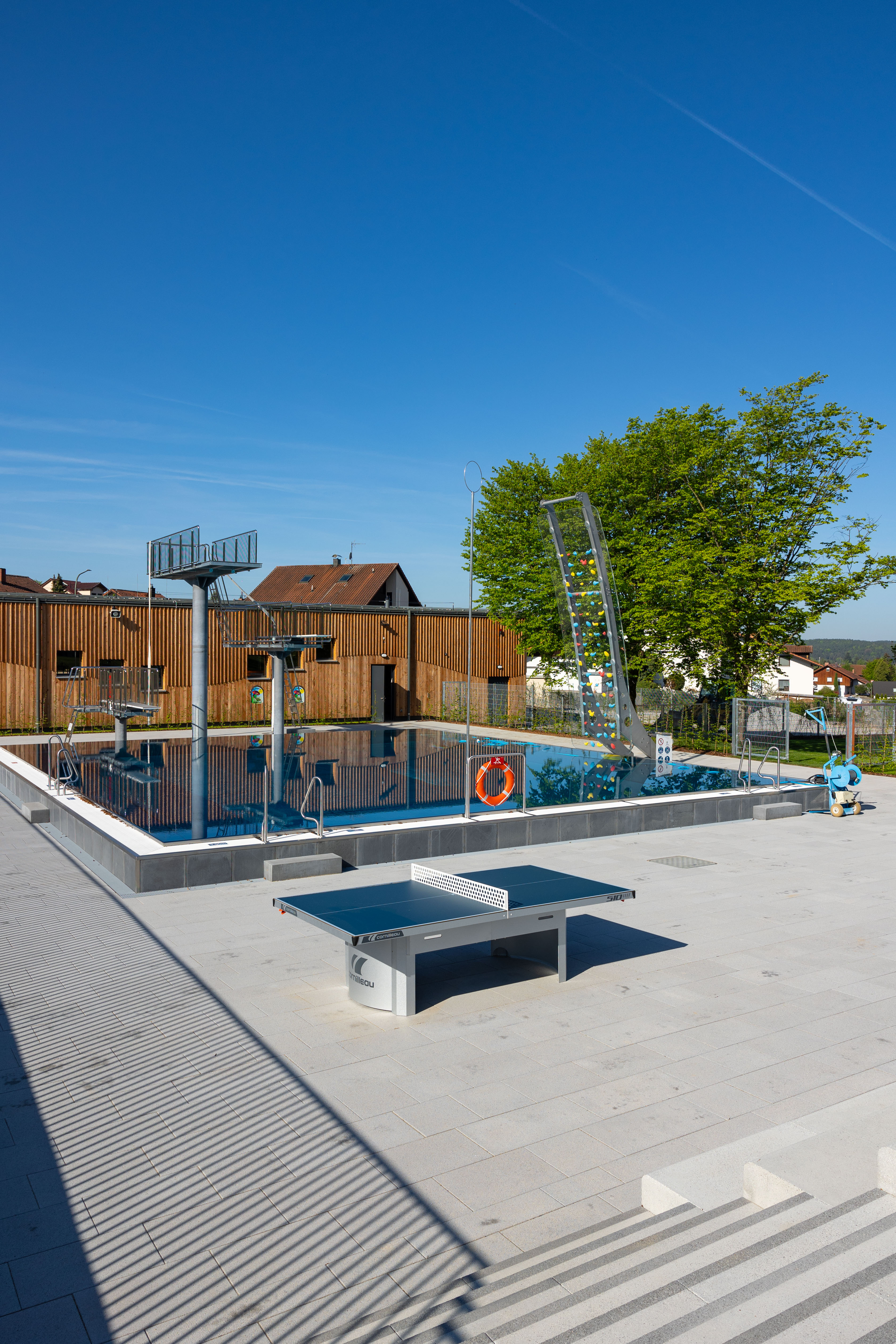 Freibad mit Sprungturm, Kletterwand und Tischtennisplatte