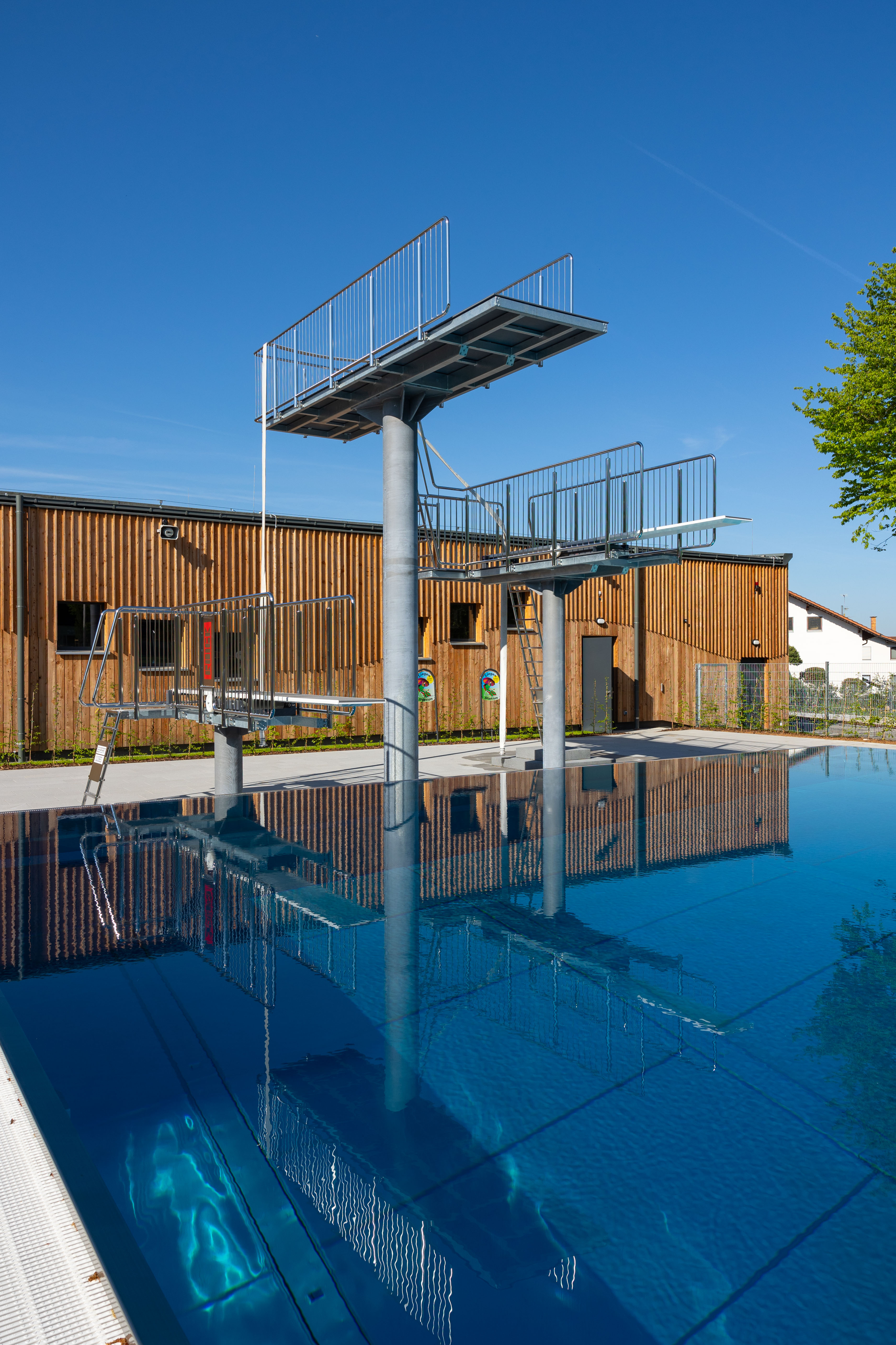 Sprungturm und Schwimmbecken im Freibad Roding