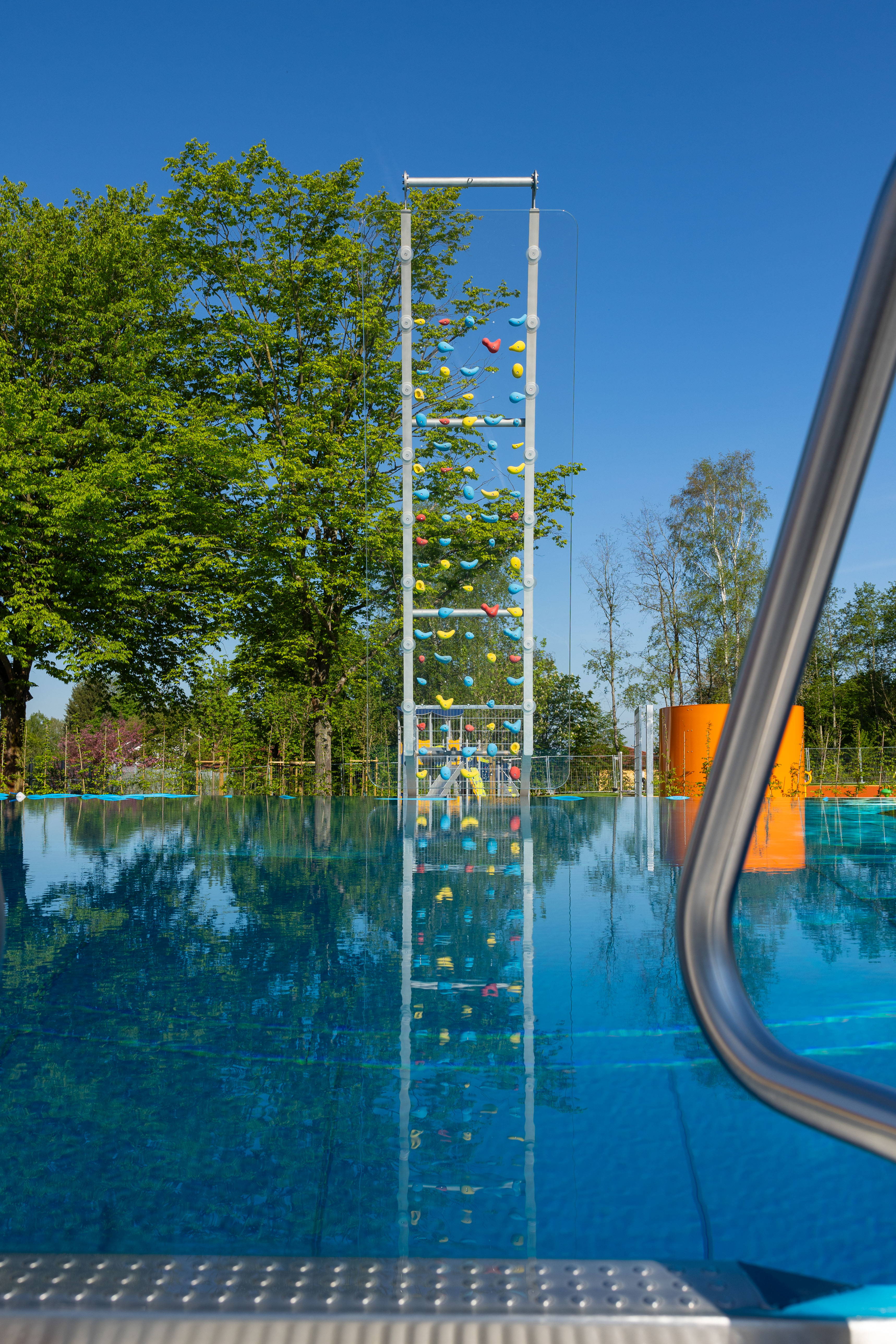 Kletterturm mit bunten Griffen im Freibad
