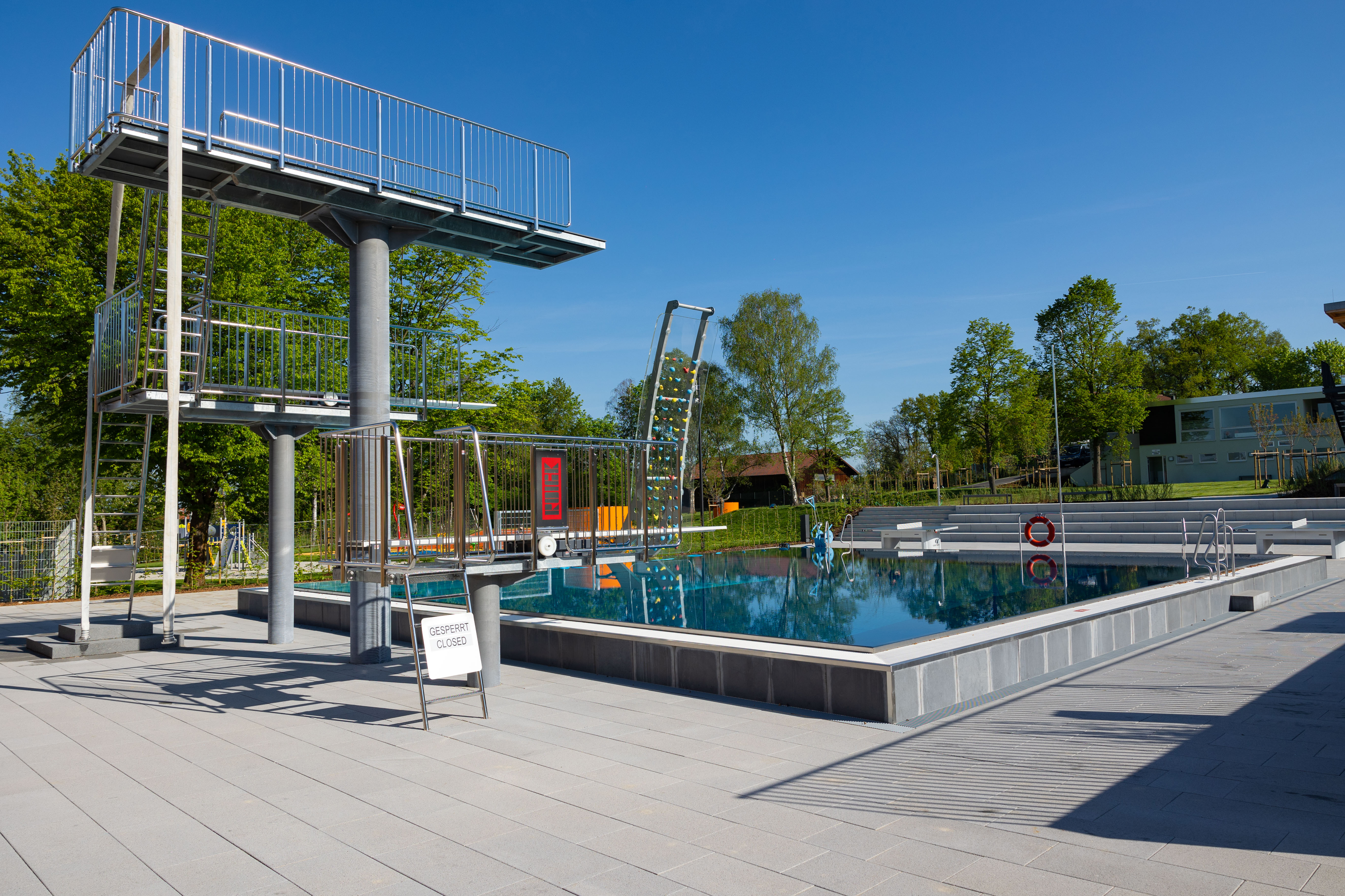 Sprungturm und Schwimmbecken im Freibad Roding