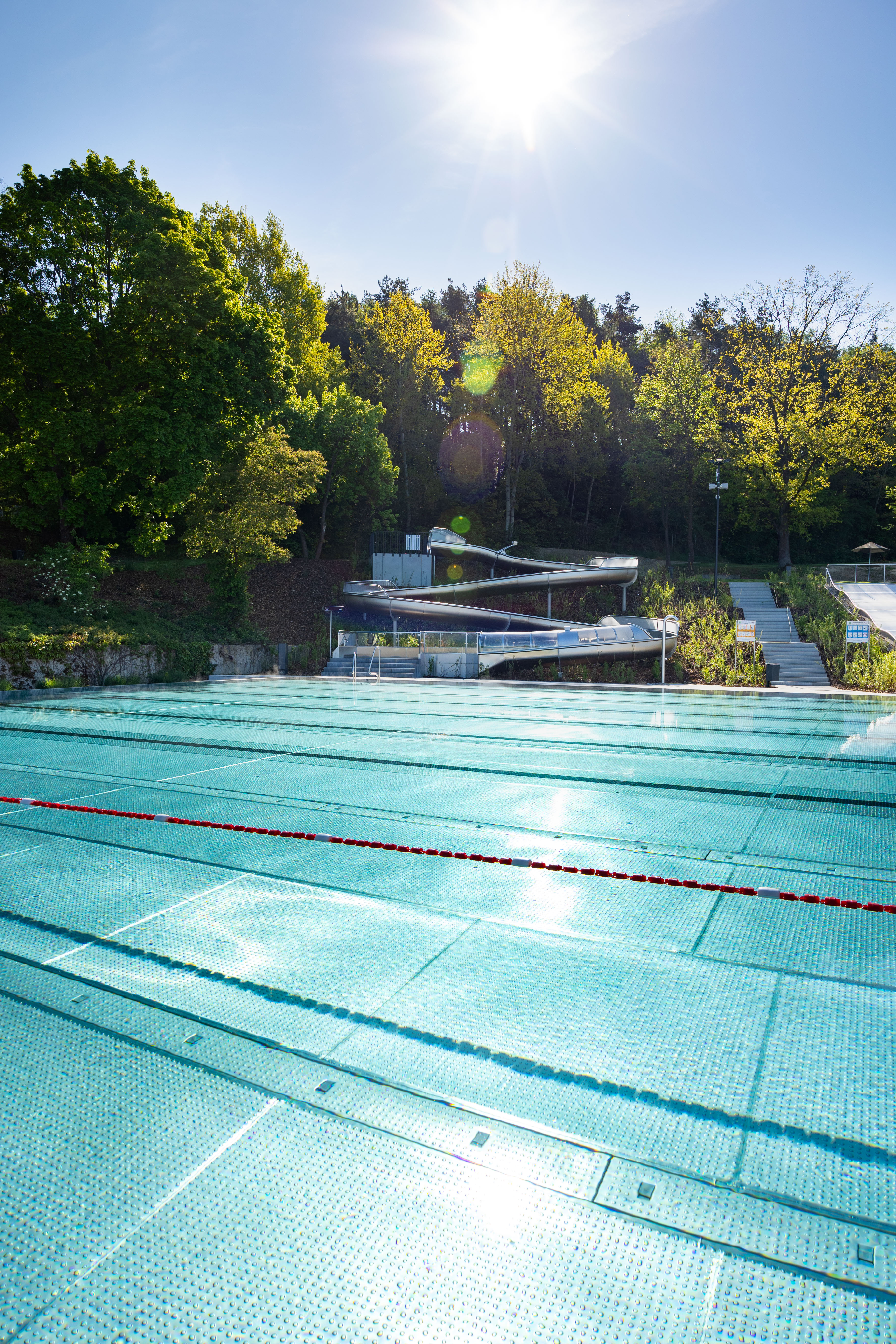 Blick auf das Freibad mit Rutschen und Sonnenschein