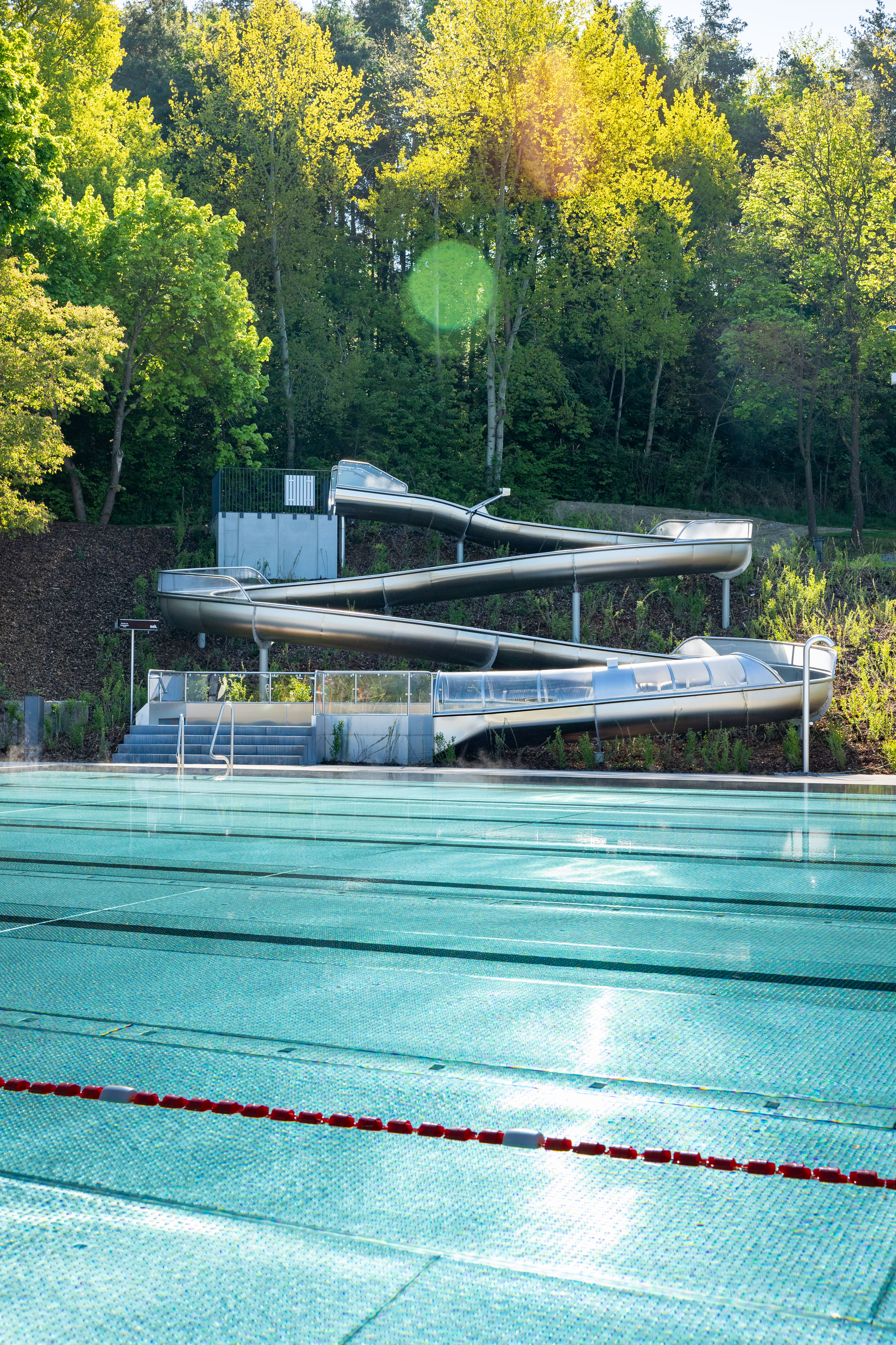 Wasserrutschen und Schwimmbecken im Freibad