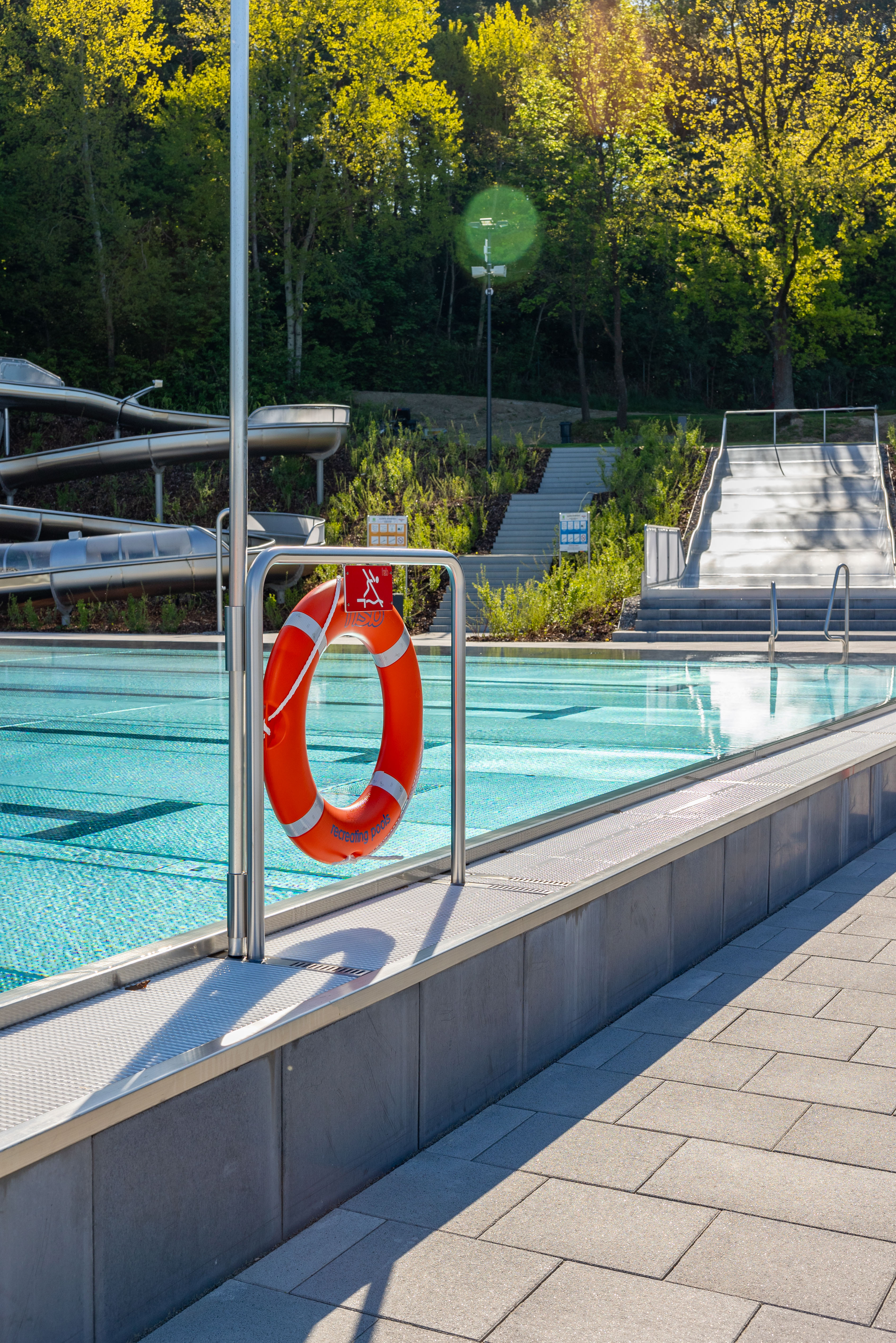 Rettungsring am Beckenrand eines Freibads