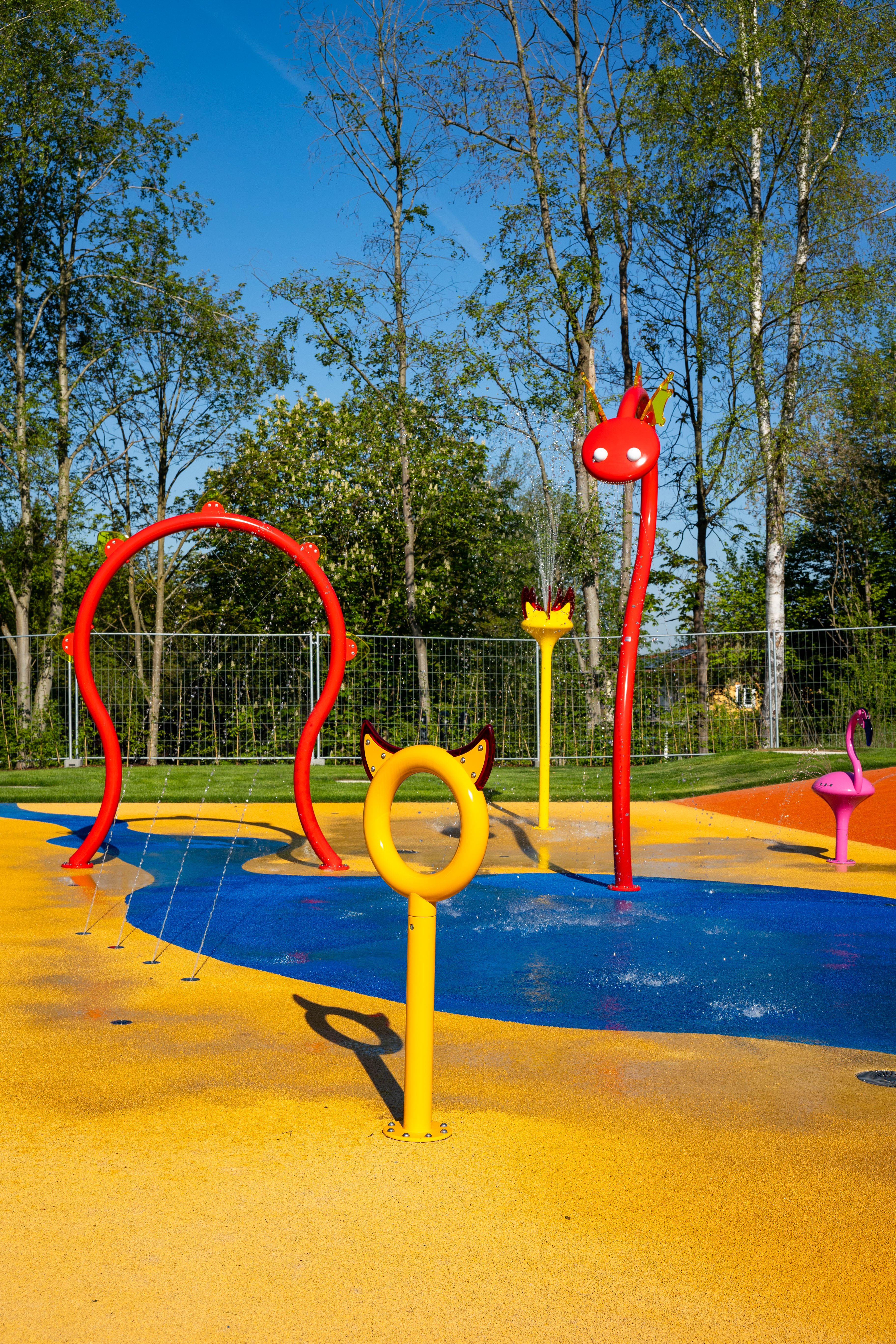Bunte Wasserspiele mit Spritzfiguren im Freibad