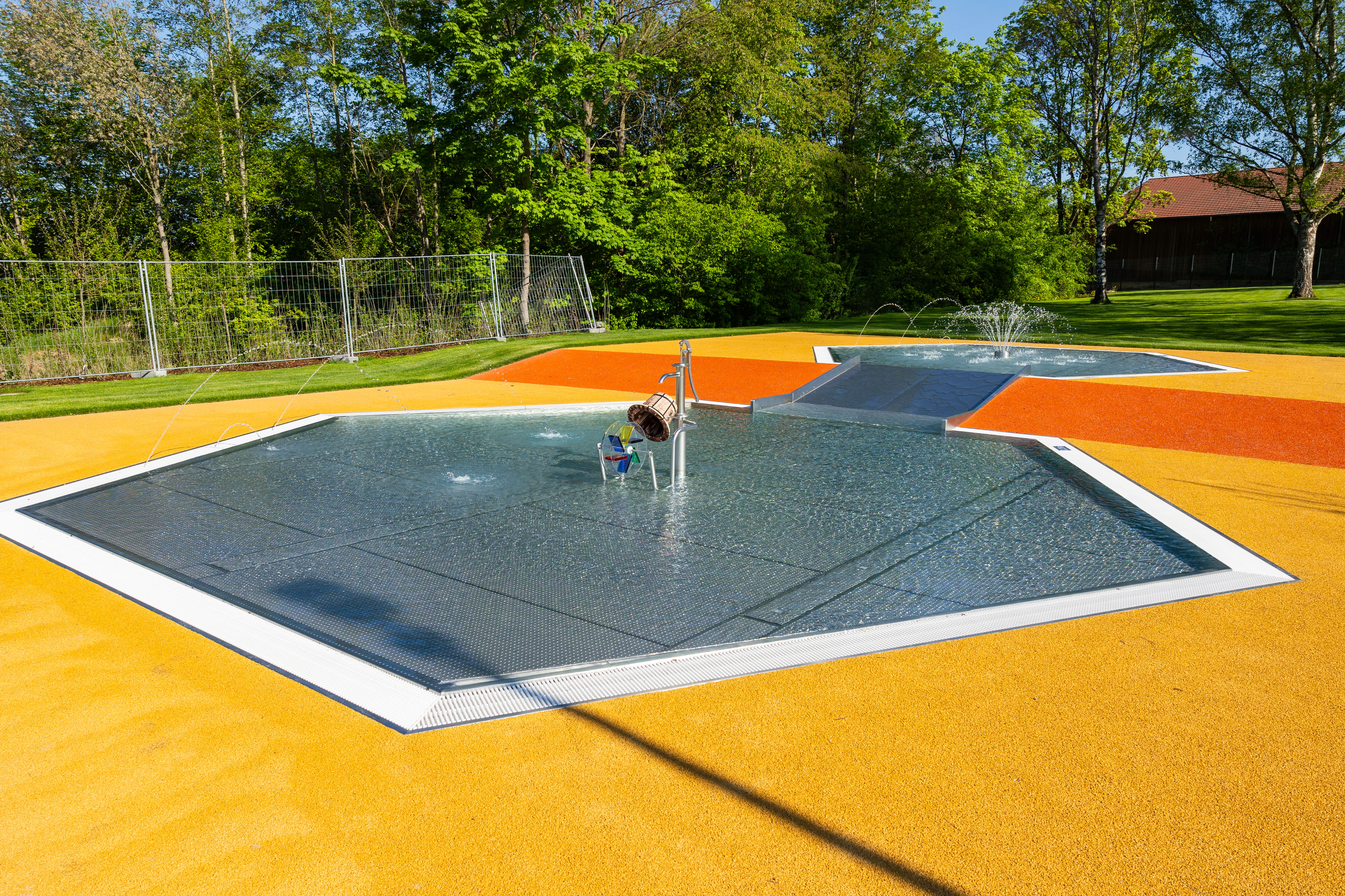 Spritzende Wasserfontänen auf einem Spielplatz