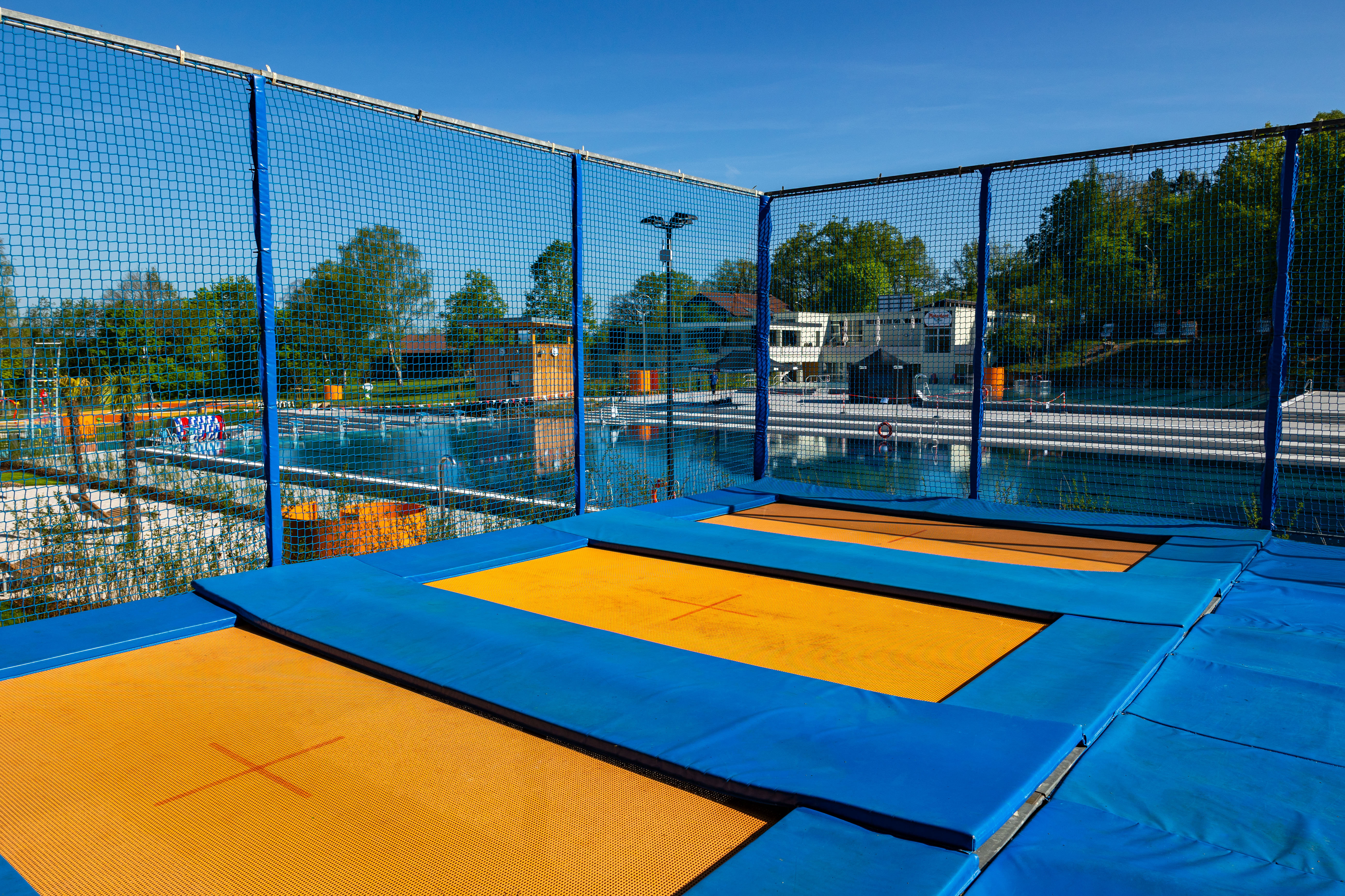 Trampolinflaeche mit Blick auf das Freibad