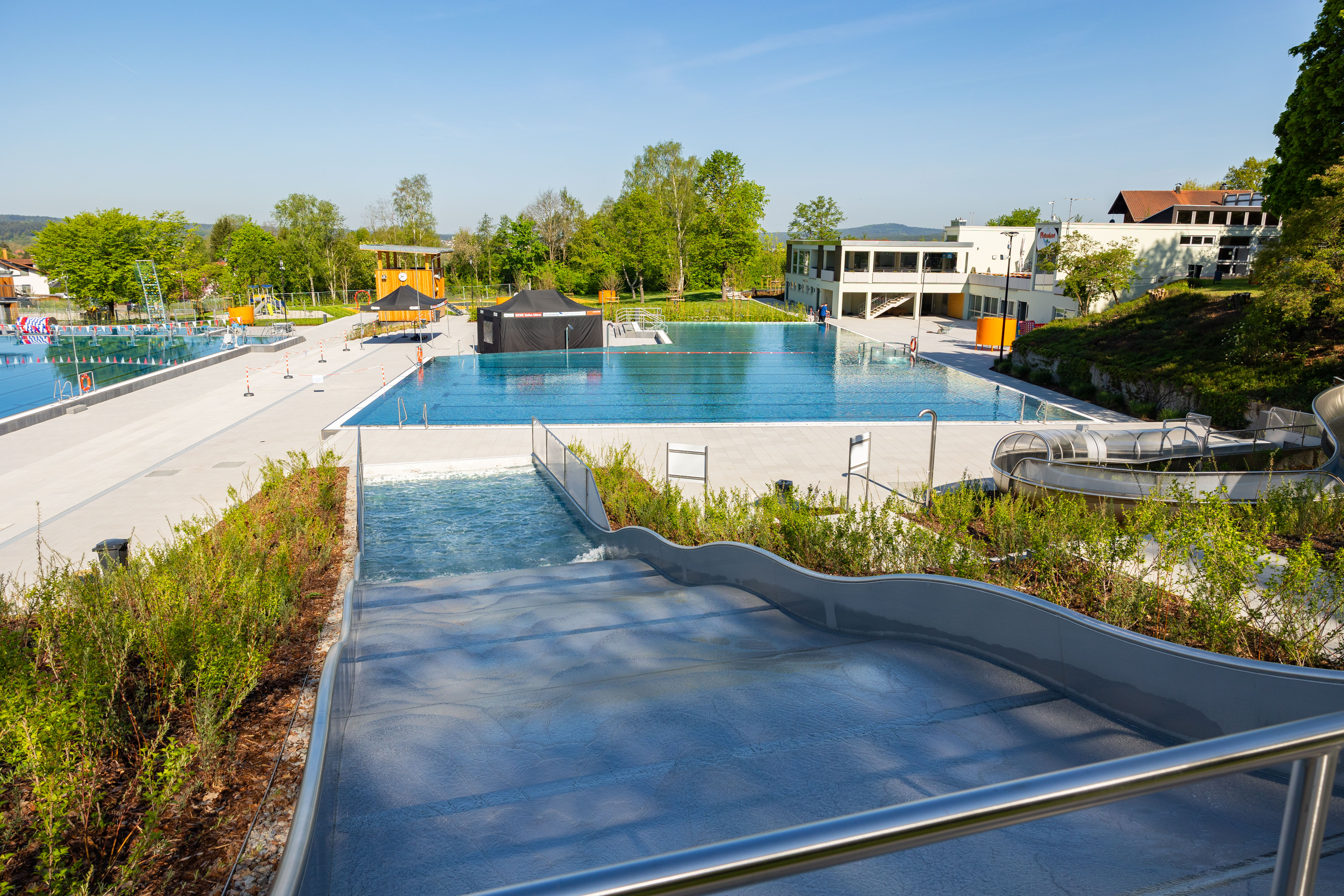 Blick auf das Freibad mit Rutschen und Schwimmbecken.