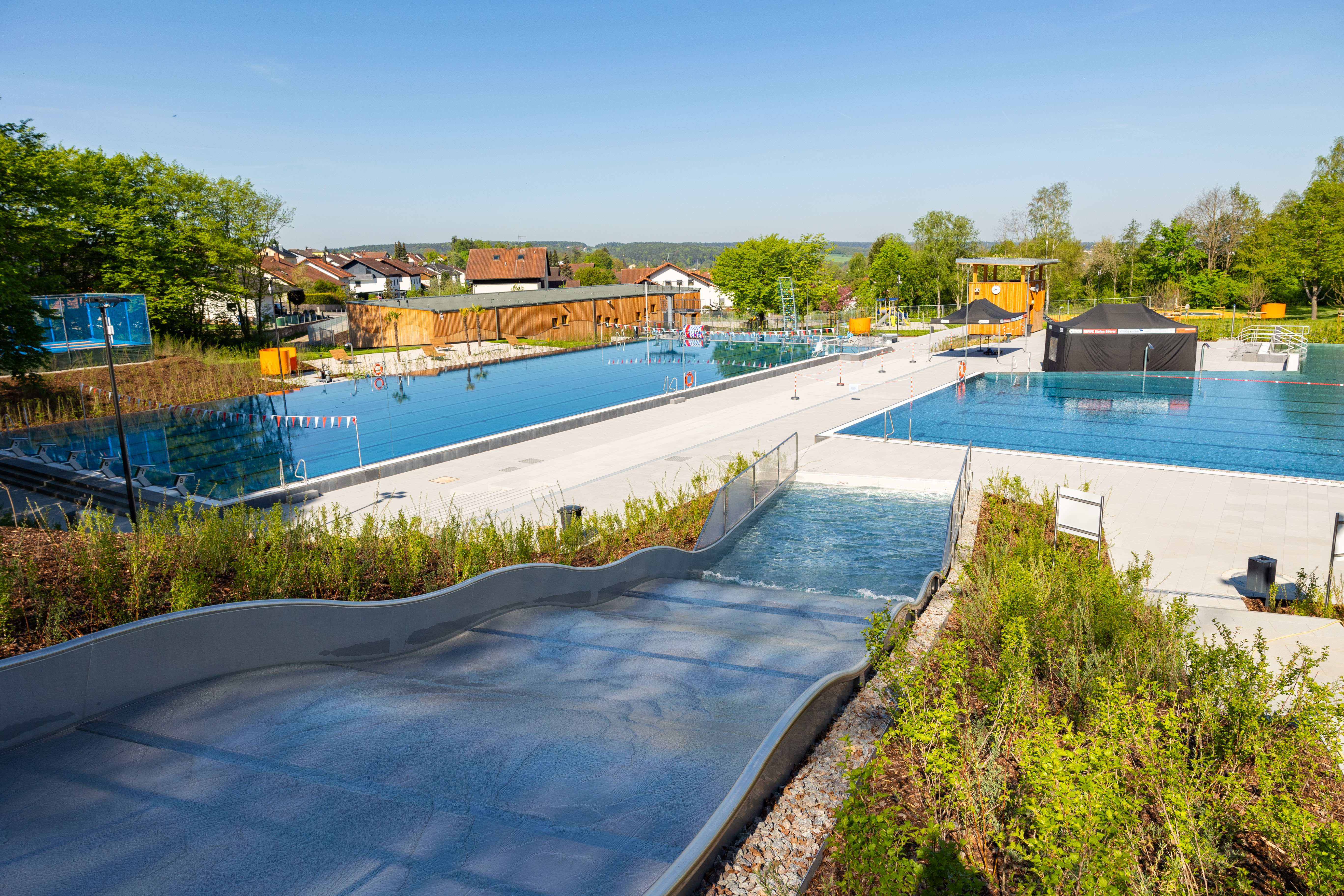 Blick auf das Freibad mit Rutschen und Schwimmbecken.