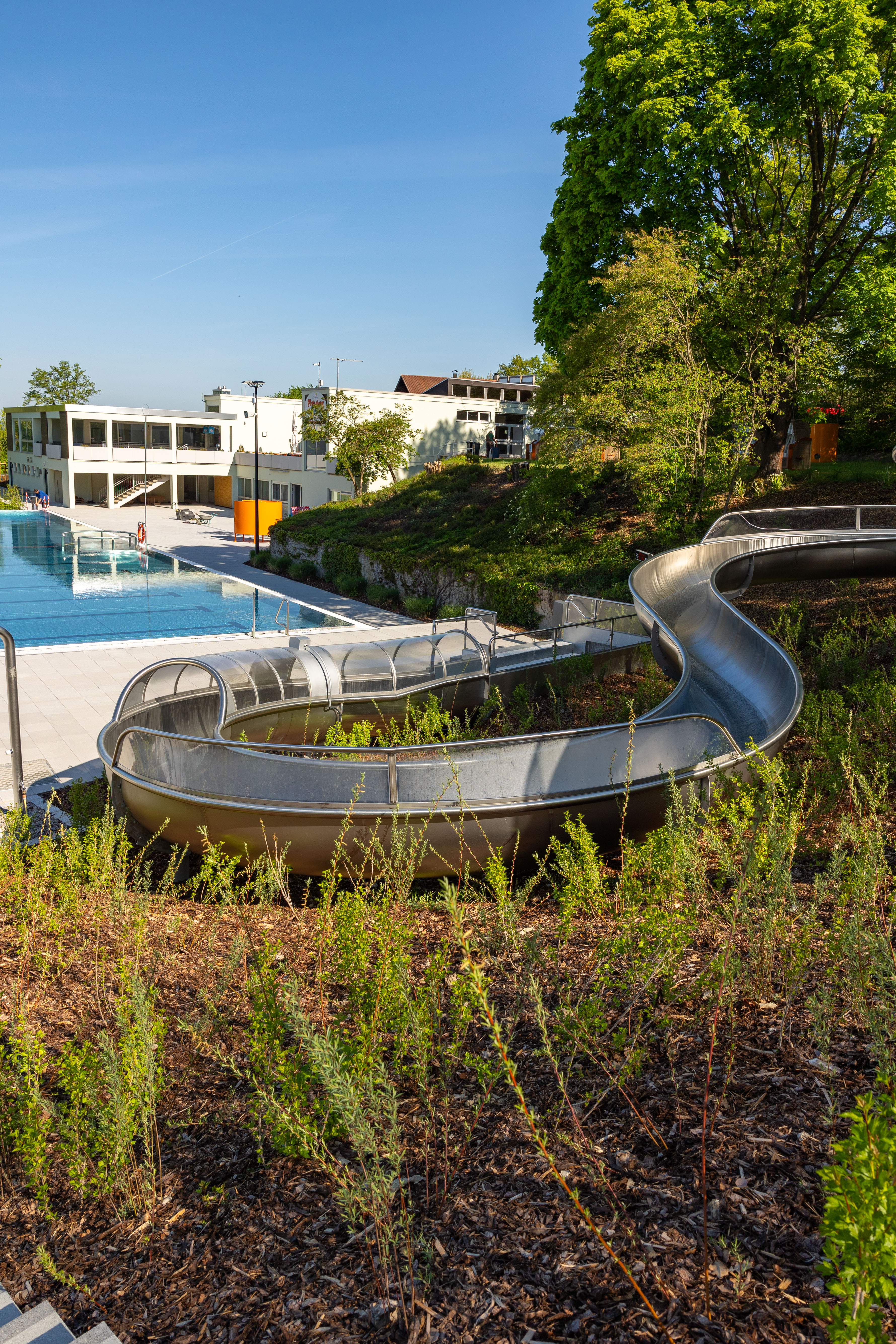 Rutsche und Schwimmbecken im Freibad Platschare