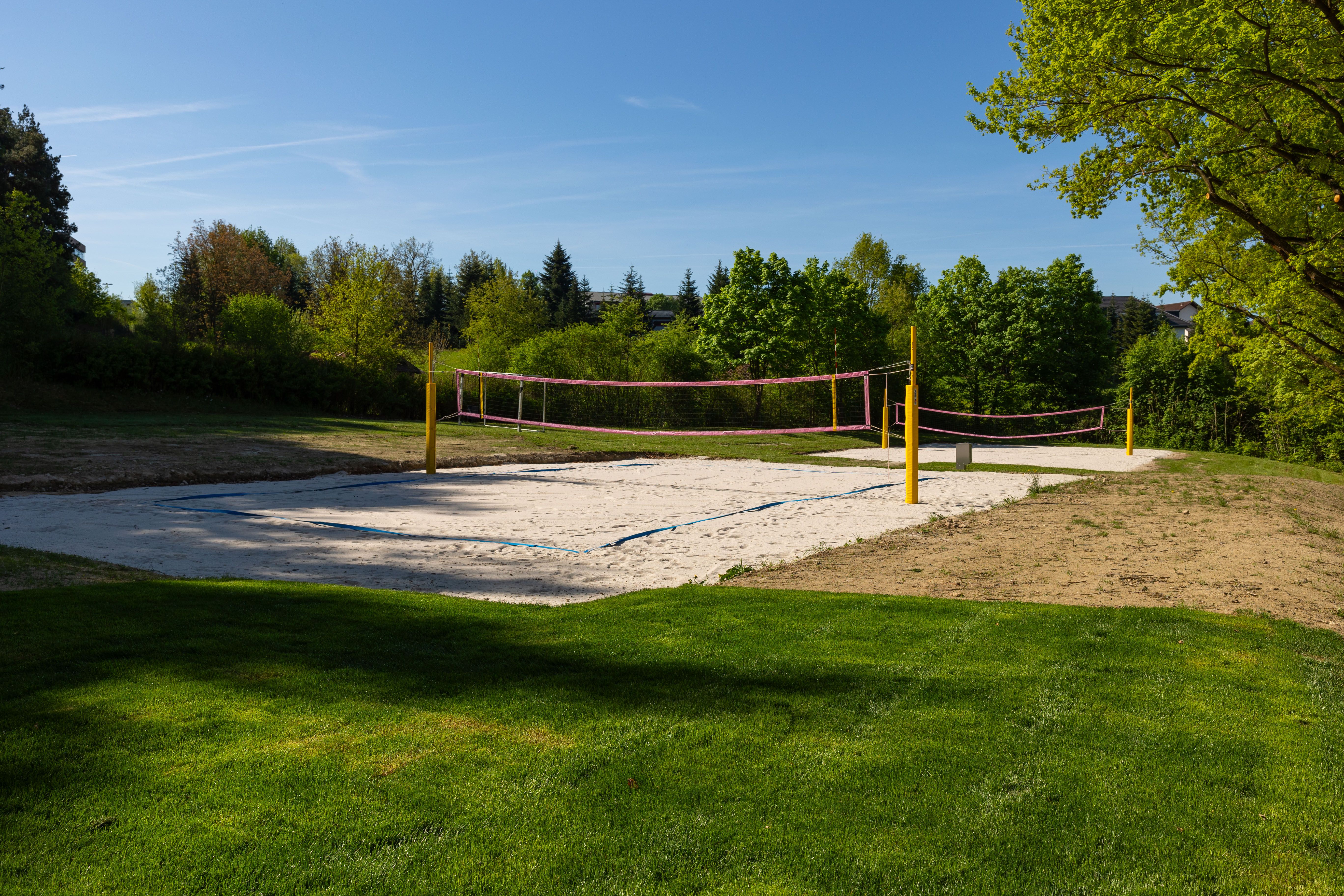Ein Beachvolleyballplatz mit Netz und Sand.
