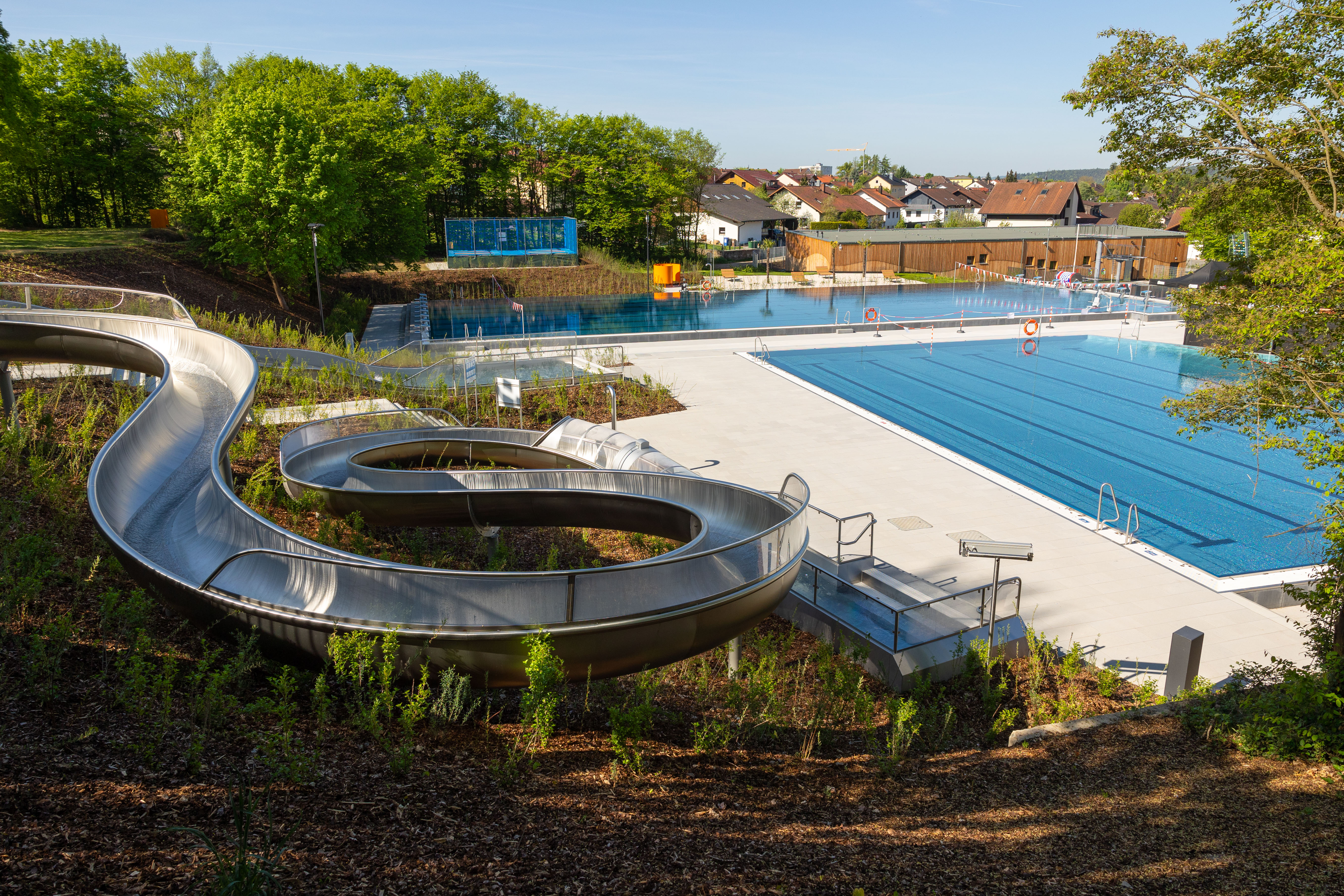 Rutsche und Schwimmbecken im Freibad Platschare