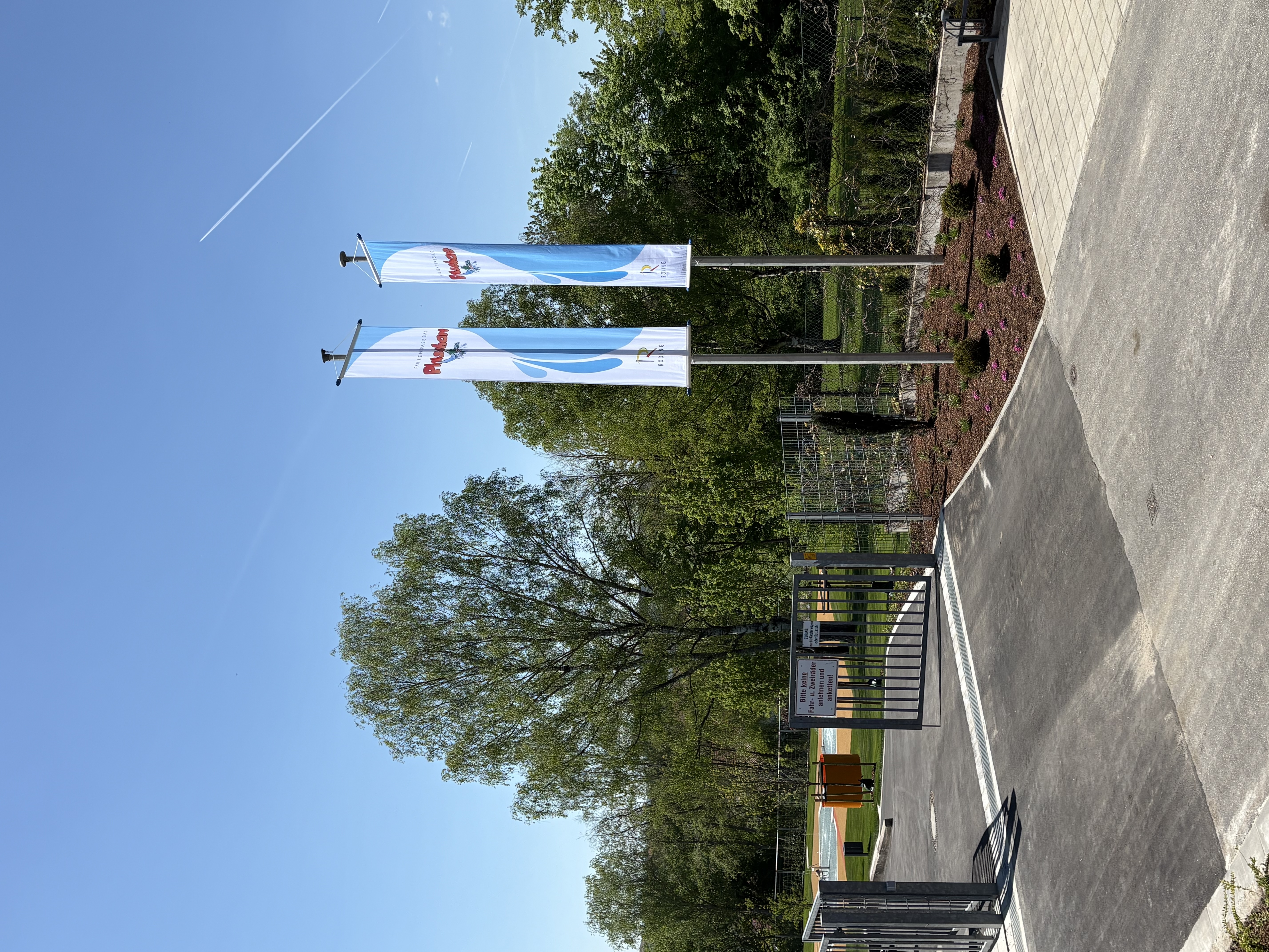 Zwei Fahnen am Eingang des Freibads Platschare in Roding.